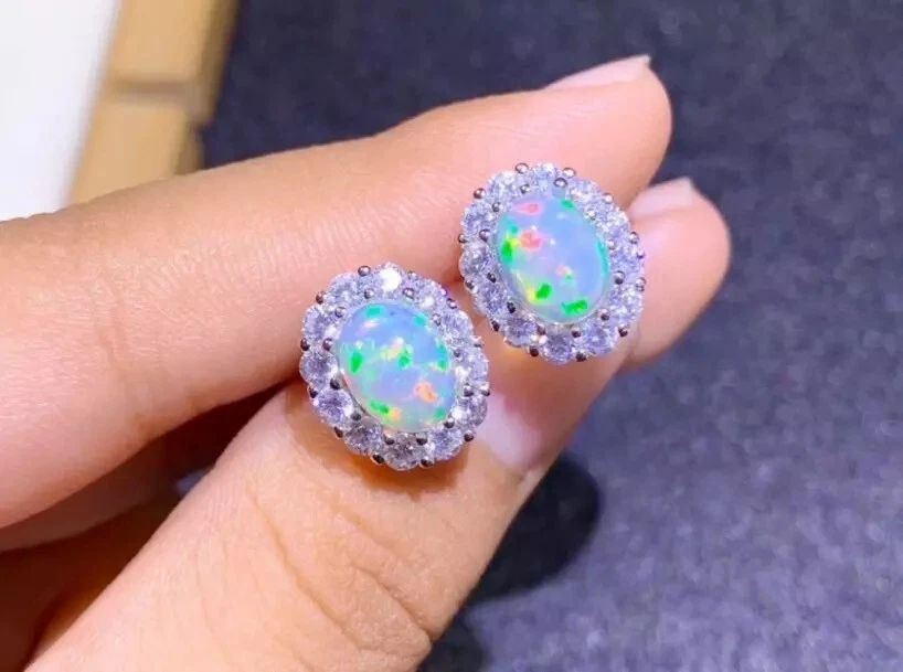 Aretes con halo 925 enchapados en oro blanco de 14 k de ópalo de fuego natural de corte ovalado de 2,15 quilates Foto 2 de 4