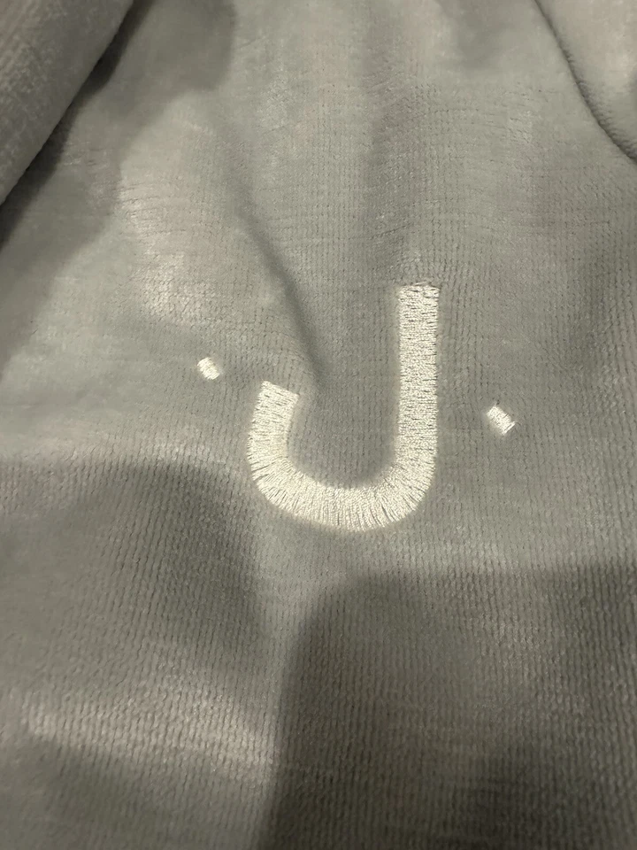 Bata gris Pottery Barn con costuras blancas sin etiqueta talla M/L felpa “J” en relieve Foto 2 de 4