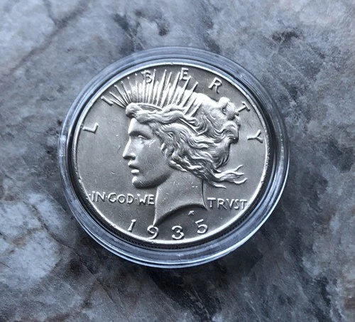 1935 SILVER PEACE DOLLAR IN BU CONDITION.