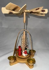 Richard Glaesser Pyramid Vintage East Germany 1 Tier Sticker Santa Erzgebirge 