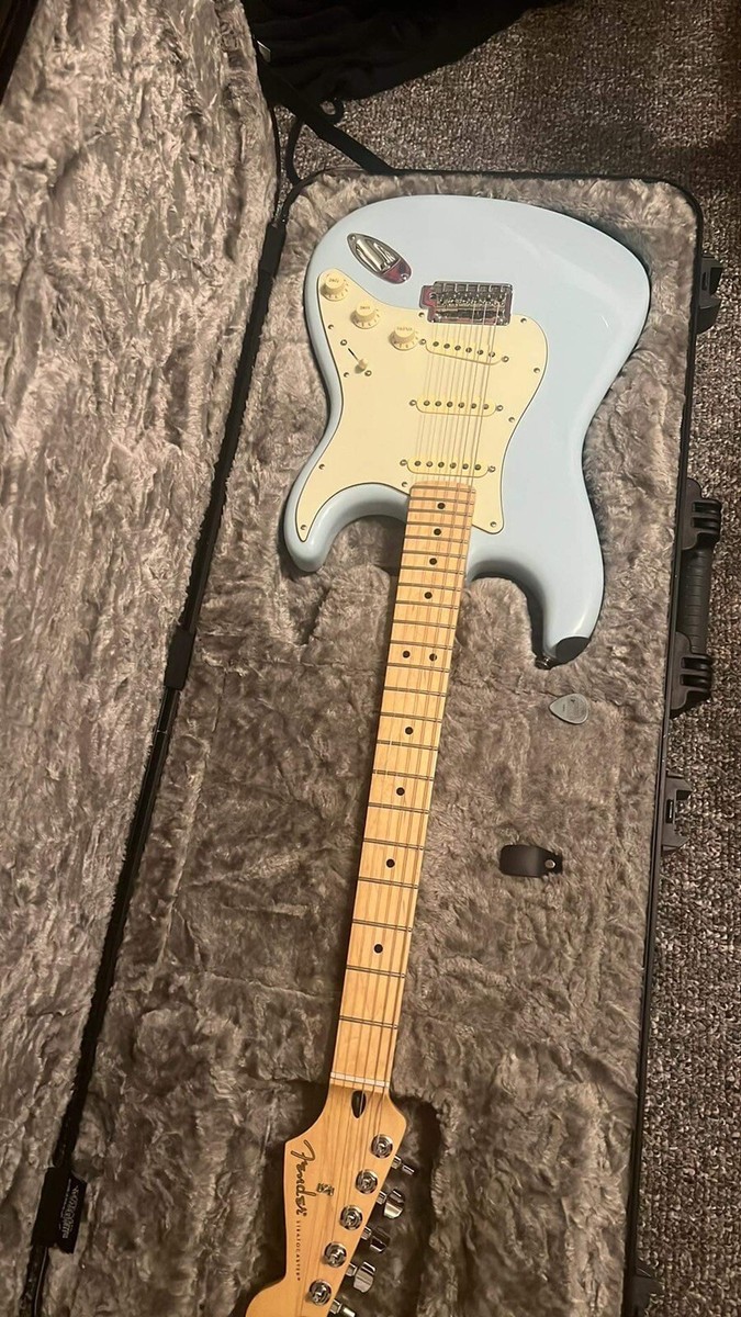 Fender Stratocaster Player Series (Sonic Blue) Includes