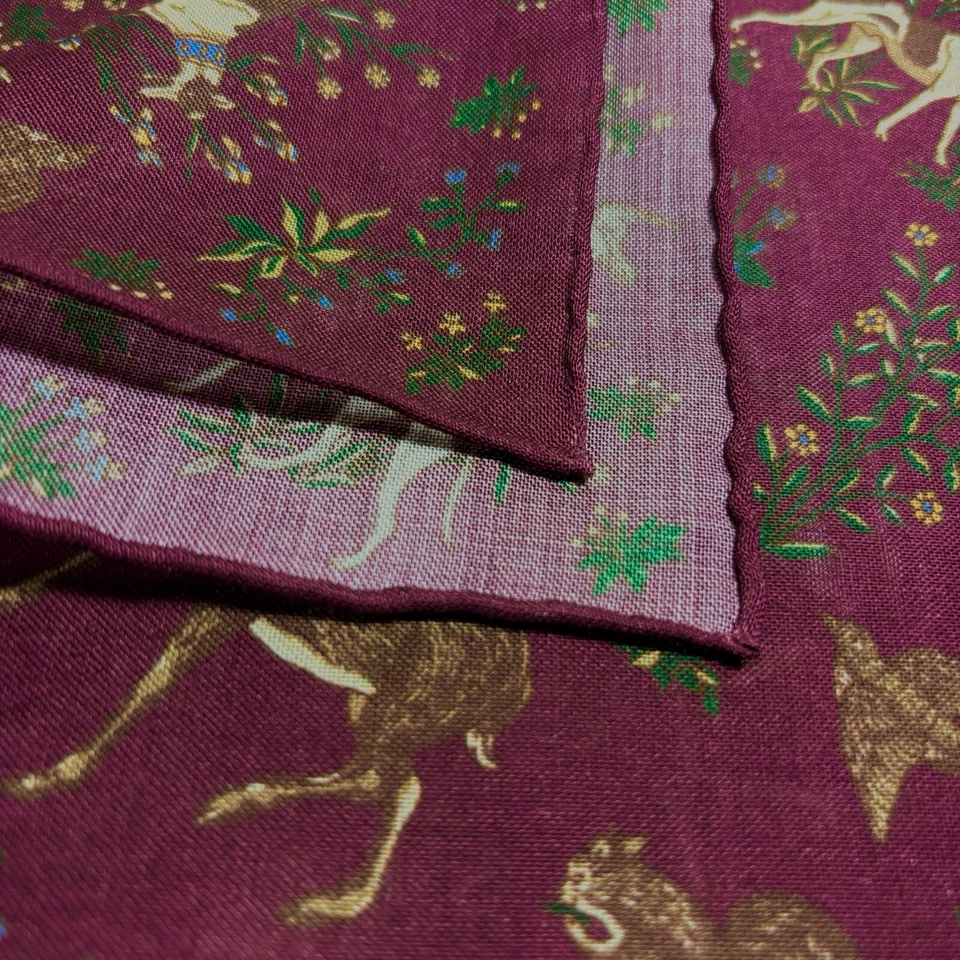 Cuadrado de bolsillo de lana/seda con motivo animal floral borgoña (enrollado a mano en Inglaterra) Foto 3 de 4