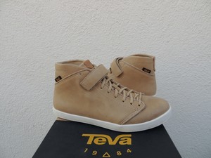 teva willow chukka