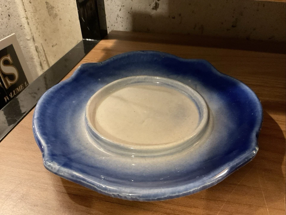 Prato de manteiga ou queijo vintage coberto de margarida e botão (rainha) azul cobalto/branco - Imagem 3 de 4