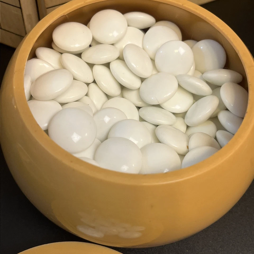 Conjunto de pedras vintage japonês Game Go e tabuleiro dobrável de madeira com tigelas - Imagem 4 de 4