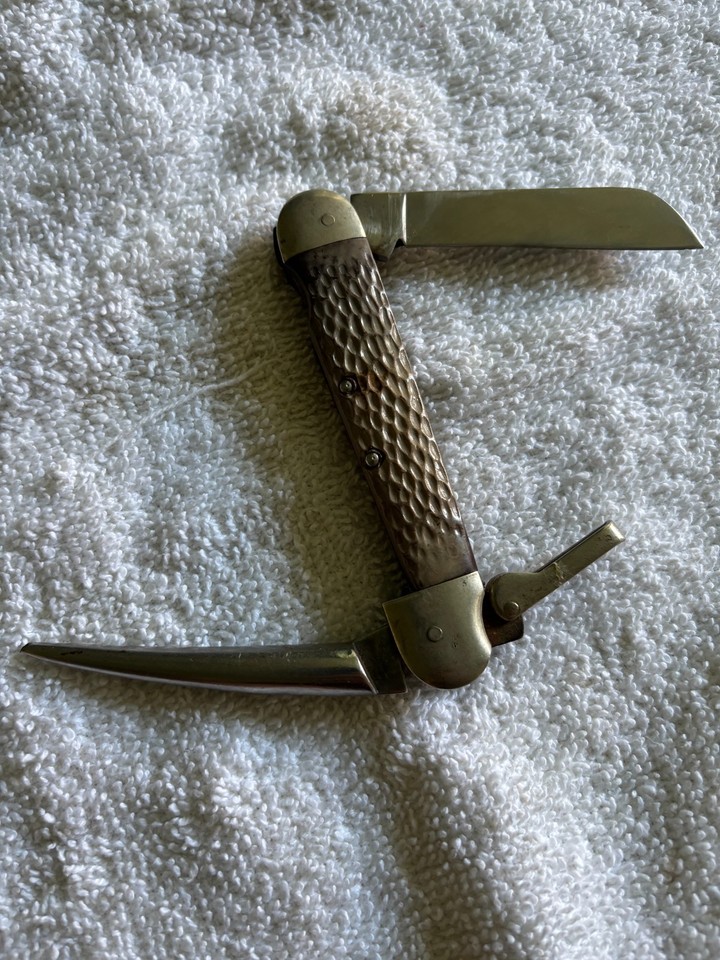 A Camillus Rigger's knife with a Marlin spike — a legit sailor's tool with serious nautical heritage and a story behind every nick.