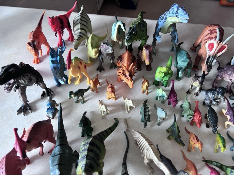 Lote de 67 juguetes dinosaurios miniatura diferentes de plástico/caucho. 3/4" hasta aprox 6". Foto 4 de 4