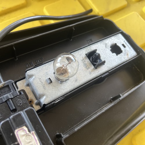 Mercedes-Benz W126 C126 Rear Tail Light Lamp Bulb socket / Backing Plate - LEFT - Picture 4 of 6