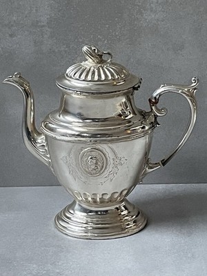Reed & Barton Antike versilberte Kaffeekanne 1870-1890 Roman Medallion selten