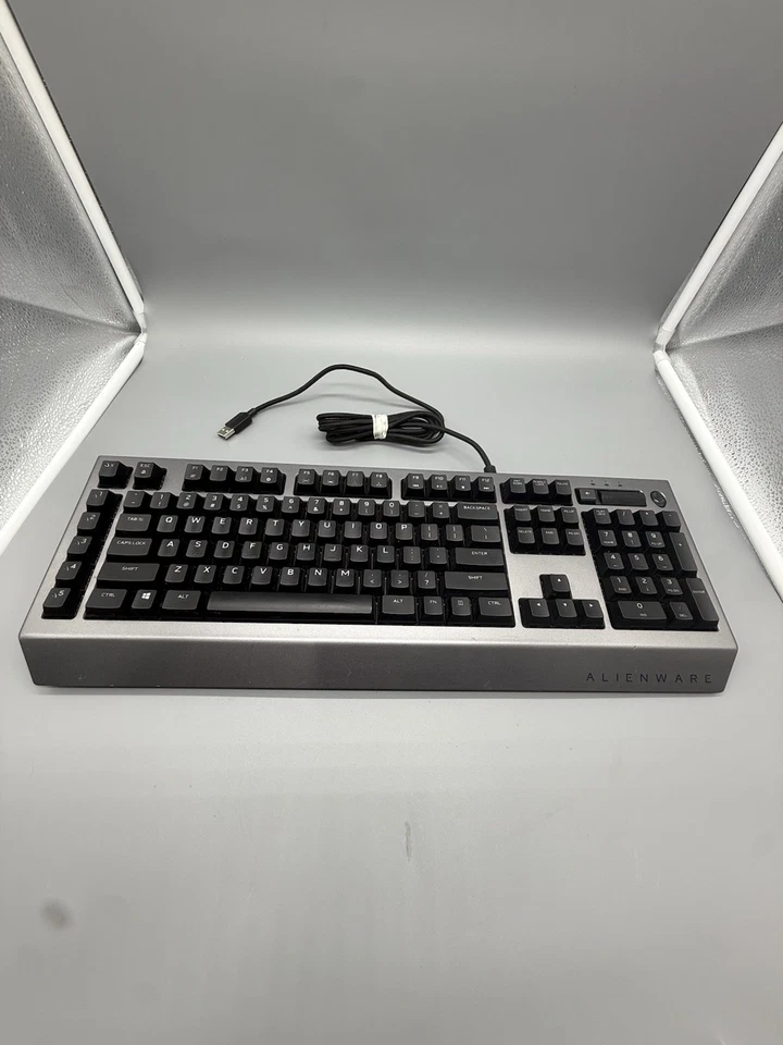 Dell Alienware AW768 Wired Black & Silver RGB Pro Gaming Clicky Keyboard Tested - Image 2 of 4