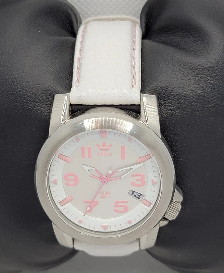 Reloj con correa de cuero blanco números rosas tono plata Adidas ADH1285 I3 para dama Foto 4 de 4