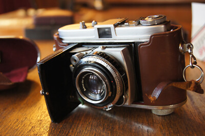 Konvolut Kodak Retina 1b in Ledertasche, B+W Gelbgrünfilter, Blitz Sunpak SP140
