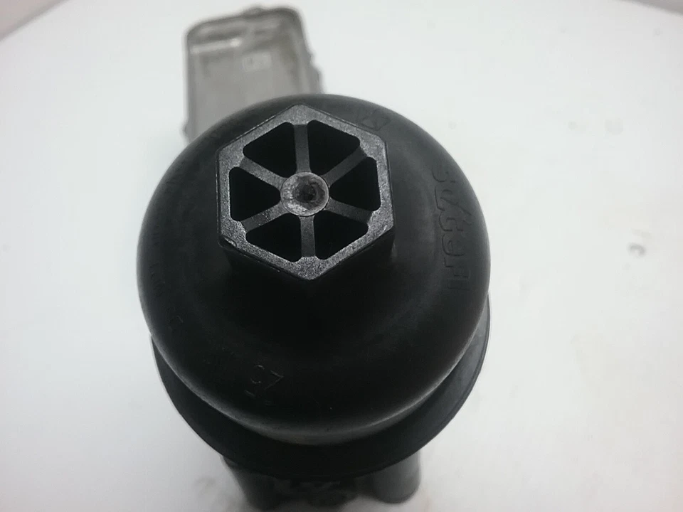 Conjunto adaptador filtro enfriador de aceite Chrysler 300 2017-2018 68105583AA 3,6 L V6 Foto 3 de 4