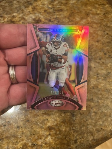 SAQUON BARKLEY🔥🏈COME NUOVO /199 ROSA PARALLELO📈2021 PANINI CERTIFICATO #81 2000 YARD! - Foto 14 di 16