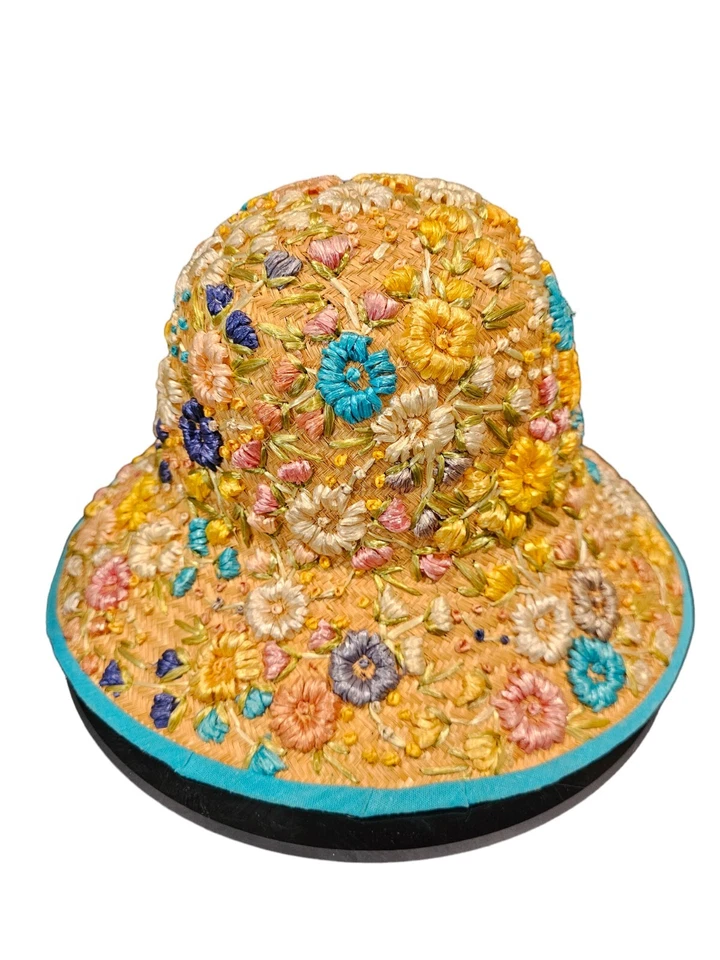 Sombrero cubo de paja hecho a mano vintage cubierto con bordado de rafia Foto 2 de 4