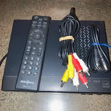 INSIGNIA NS-DXA1 DIGITAL TO ANALOG TV CONVERTER W BOX CABLES AND REMOTE
