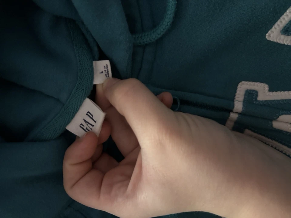 Teal Gap Zip Up Hoodie Fits A Women’s Small (Kids Large) Pre-Owned Great Shape - Image 3 of 3