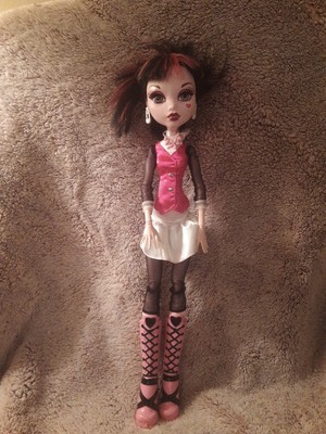 frightfully tall draculaura