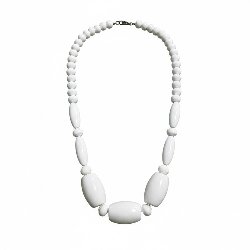❤️ 1960s White Lucite Chunky Bead Necklace. Beautiful. In New Condition