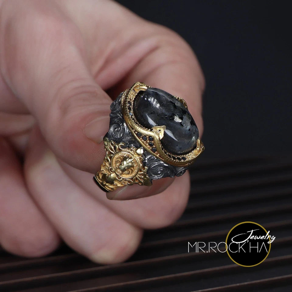 Черный камень ларвакит, рельеф лев, золото родия покрытием, 925 K серебро мужское кольцо - Изображение 3 из 4