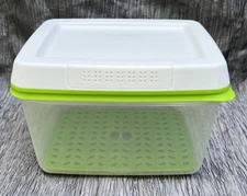 Gently used Rubbermaid FreshWorks Produce Saver Fresh Vent Large 17.3 Cups 4.1 L