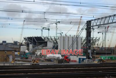 PHOTO  BUILDING THE 2012 OLYMPIC STADIUM AN ENORMOUS BUILDING SITE. THREE & A HA