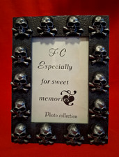 Rare metal Skull & CROSSBONES standing picture frame (9 3/8" x 7 1/4")