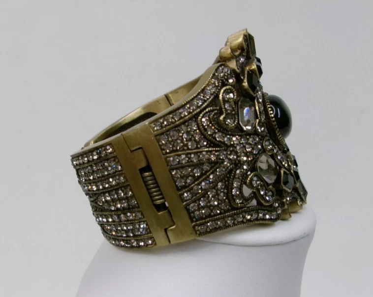 Bracelete de punho largo articulado Heidi Daus cristais Swarovski e pedras pretas - Imagem 2 de 4