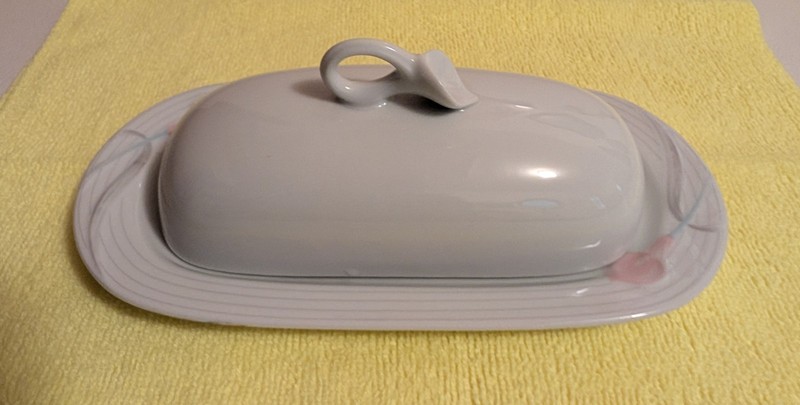 Mikasa LDB10 Serenade Pink Butter Dish. Discontinued. Japan. EVC.