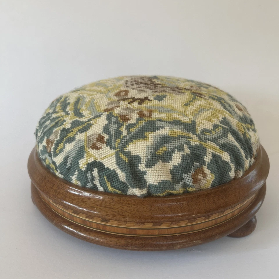 Reposapiés antiguo, nogal con incrustación de marquetería. Cojín punta aguja.Cottagecore  Foto 2 de 4