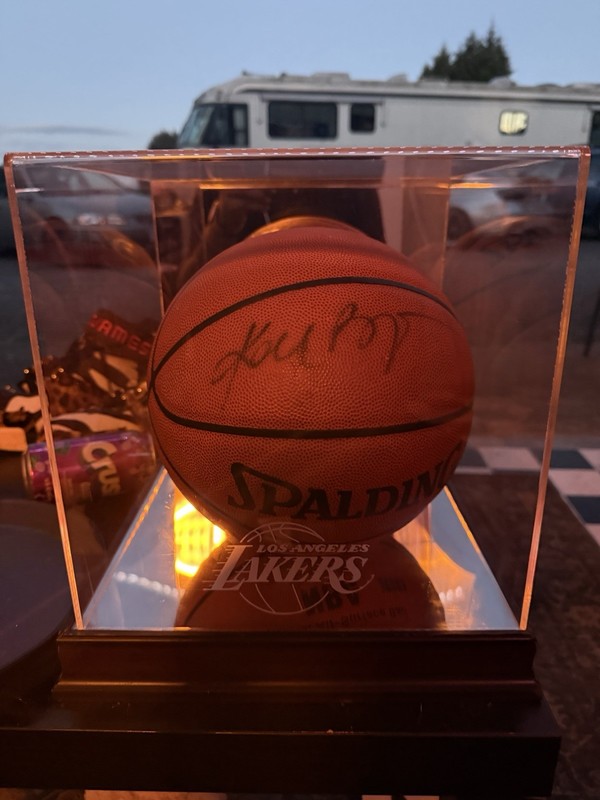 Kobe Bryant Los Angeles Lakers Signed Spalding Basketball PSA/DNA