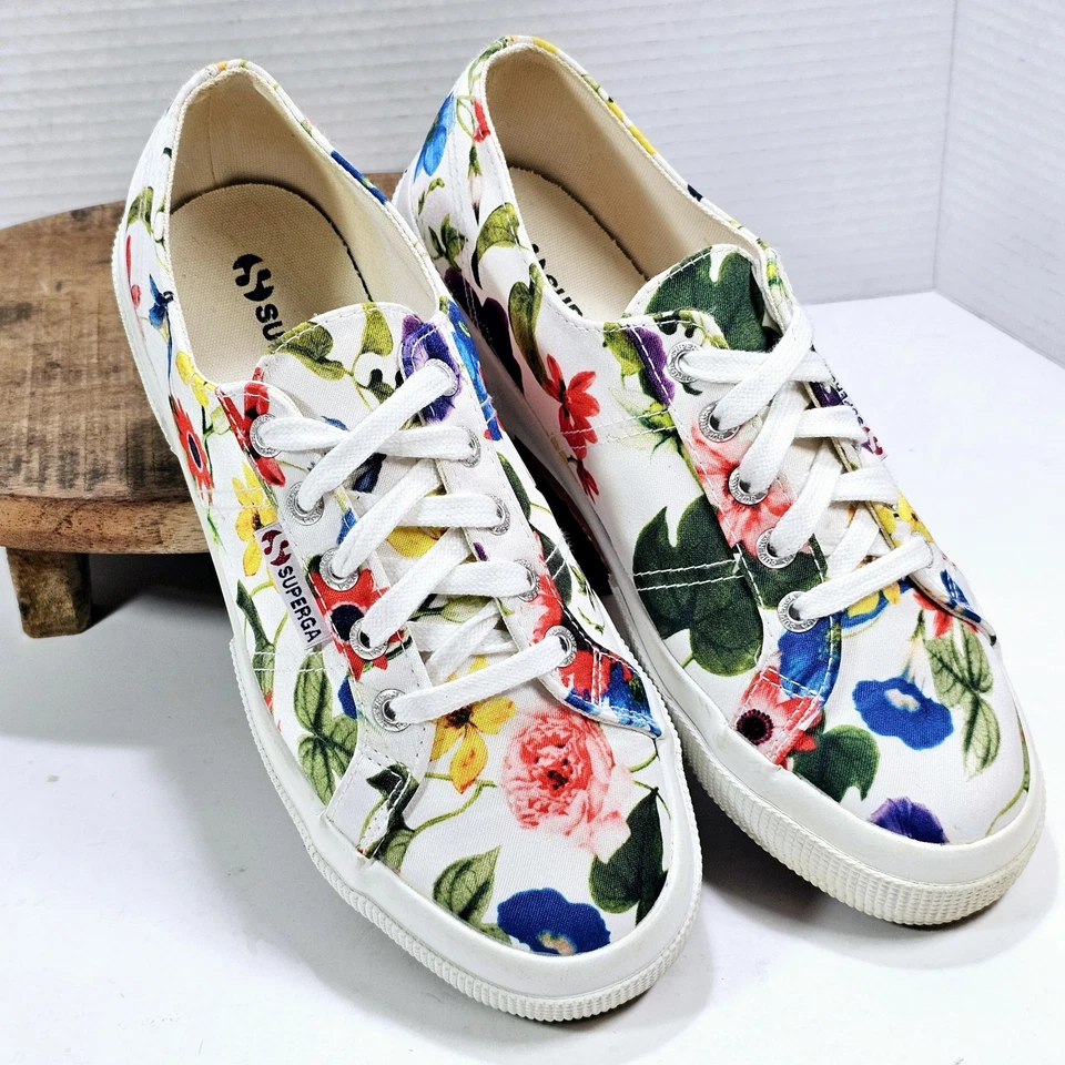 Tênis esportivo Superga feminino tamanho 7,5 W LoveShackFancy branco floral - Imagem 2 de 4