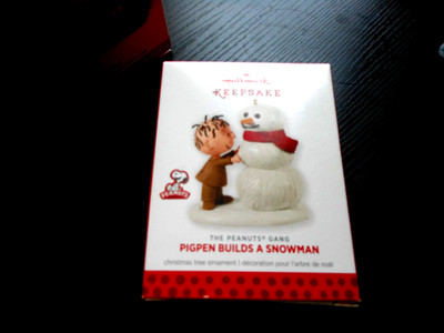 Hallmark KeepsKE ''Pigpen Builds A Snowman'' 2013 Ornament NEW