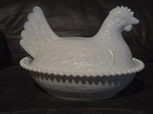 VTG White Milk Glass Beaded Chicken Hen on Nest Covered Dish 5 1/2 "x7"