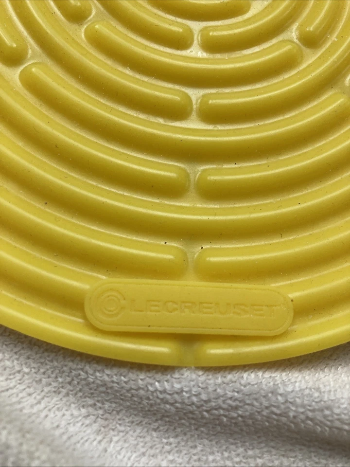 Le Crueset 2 remaches de silicona franceses de 8 pulgadas color verde amarillo usados en excelente estado Foto 4 de 4