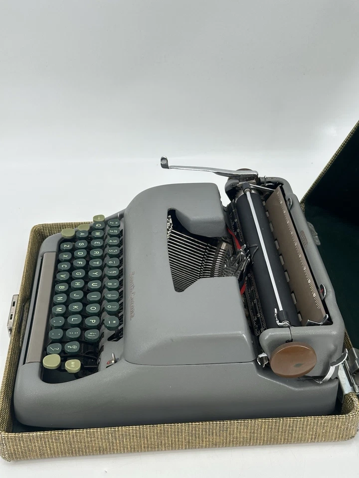 Máquina de escribir manual portátil Smith Corona Clipper vintage años 50 llaves verdes y estuche Foto 4 de 4