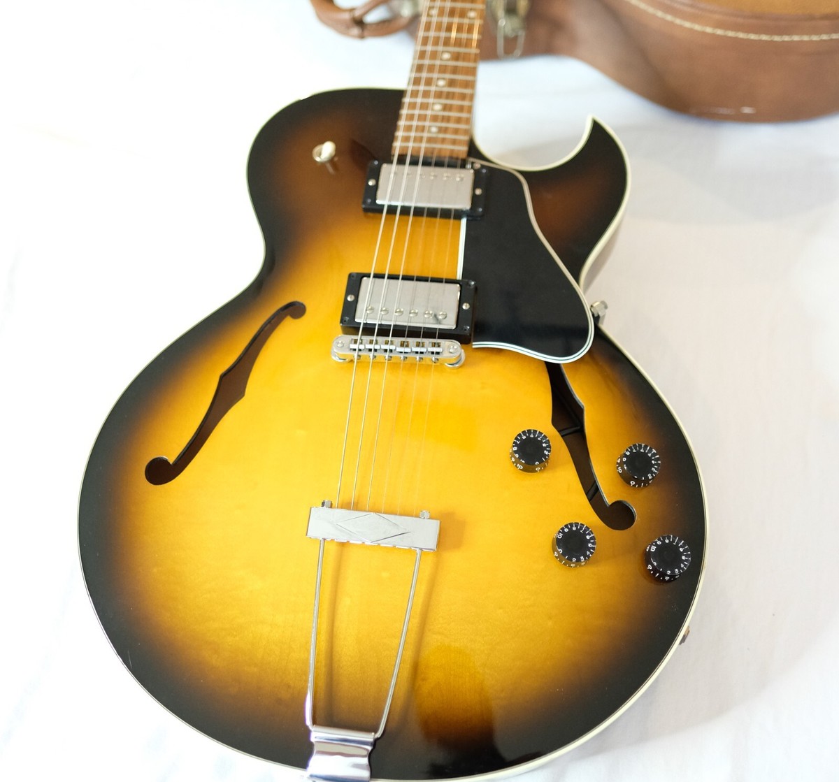 Circa 2001 Gibson ES 135 Circa 2001 Gibson ES 135