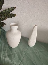 2 Biskuit-Porzellan-Vasen, weiß mit einer hübschen Oberfläche, ca. 24 hoch....