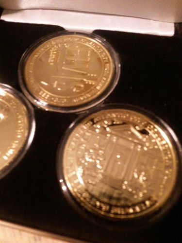 Caesars Casino Atlantic City Casino Elvis Presley 20th Anniversary Coin Set 1999 - Picture 3 of 6