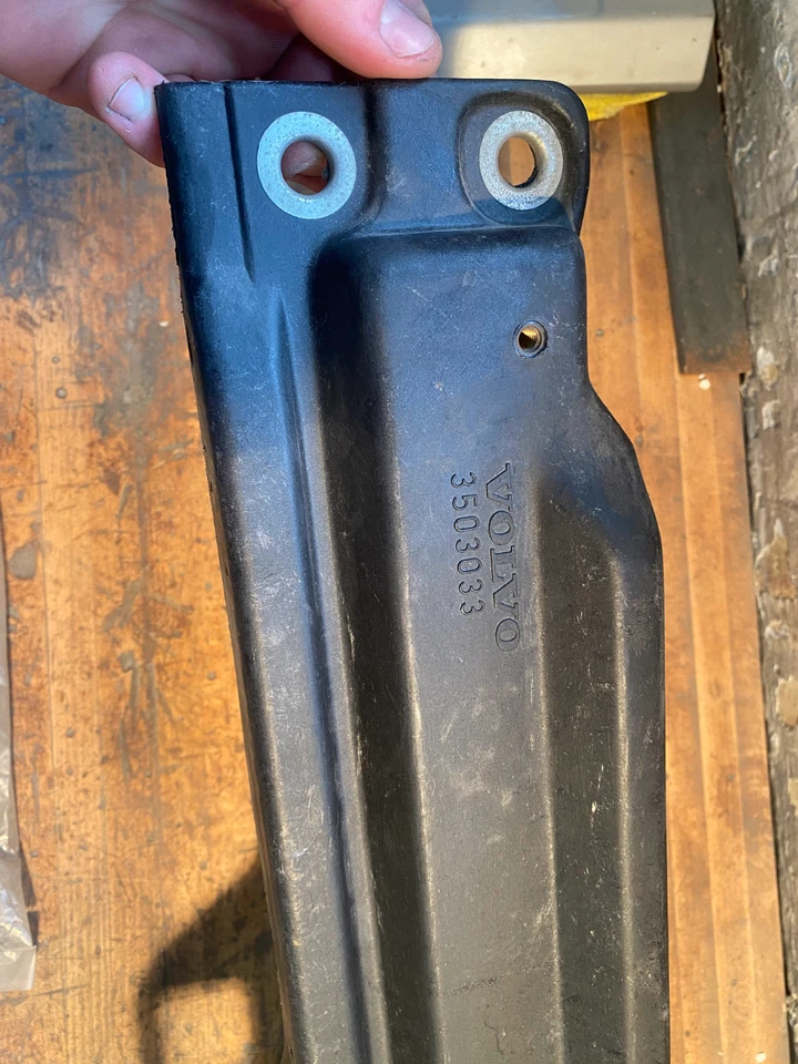 Barra transversal de lazo superior del radiador Volvo 740, 760, 780 1985-1991 OEM - 3503033 Foto 2 de 3