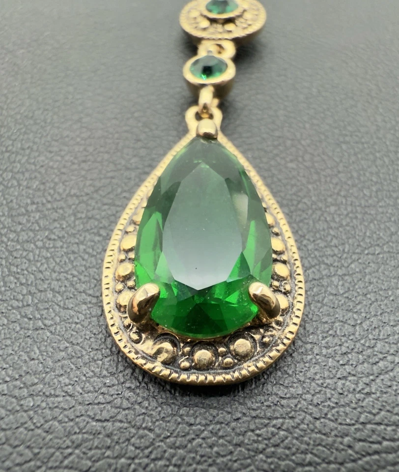 Colar Monet tom dourado vidro verde esmeralda strass lágrima Y 16"" - Imagem 3 de 4