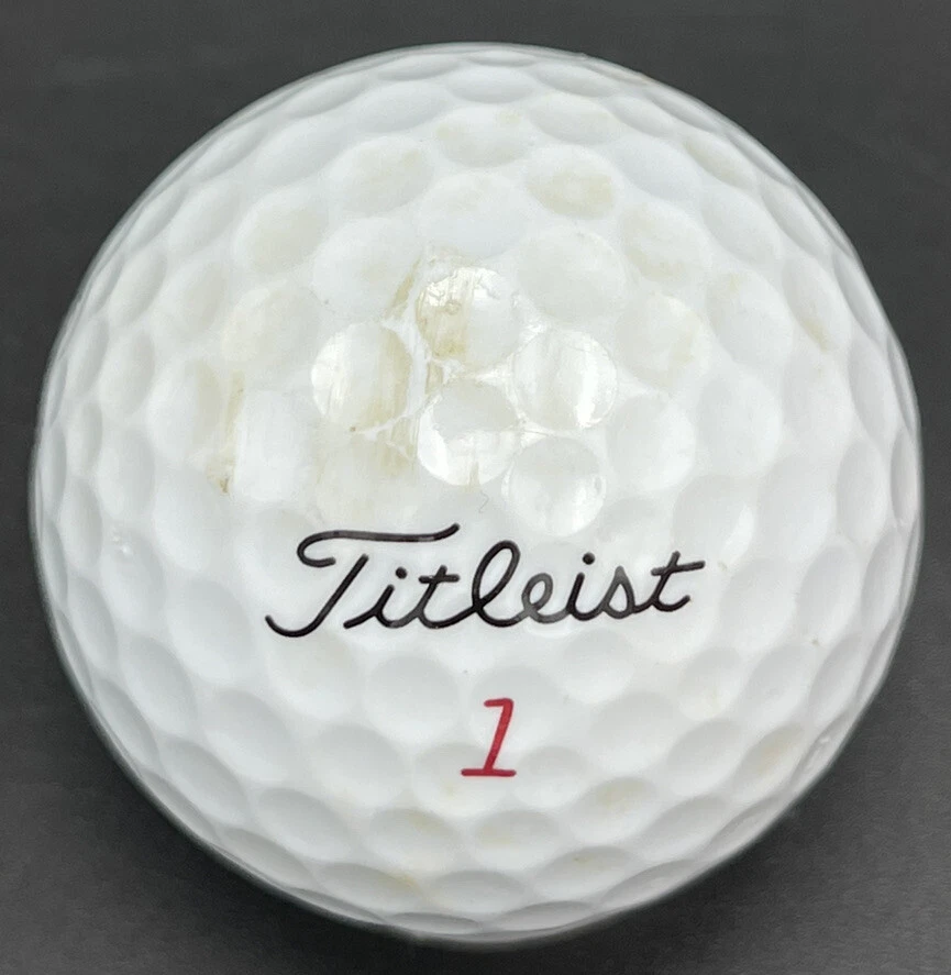 Pelota de golf marrón con logotipo de Edwards (1) Titleist NXT Tour usada Foto 3 de 4