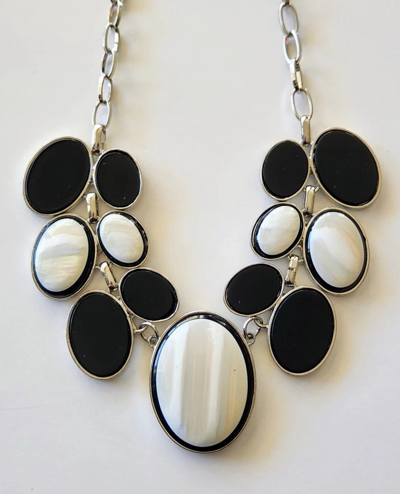 Erica Lyons Negro y Crema MOP Distintivo Collar Babero en Cadena Tono Plata Foto 3 de 4