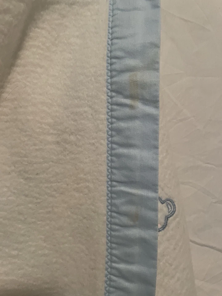 Cobertor de bebê vintage ursos e blocos ABC branco com borda de seda azul 48x35 - Imagem 4 de 4