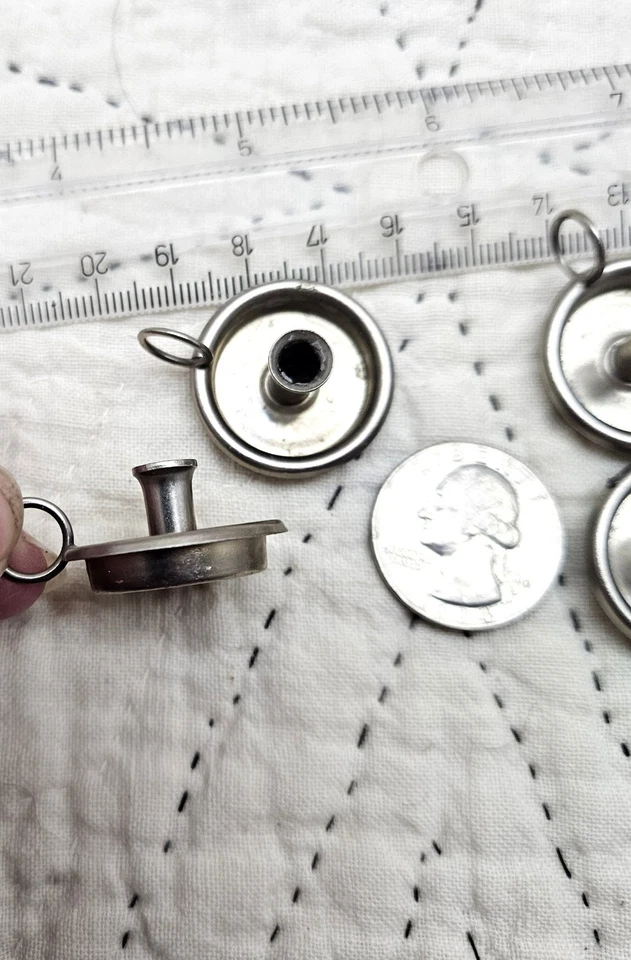 Lote de 4 castiçais de metal miniatura para casa de bonecas alça de dedo colonial - Imagem 2 de 4