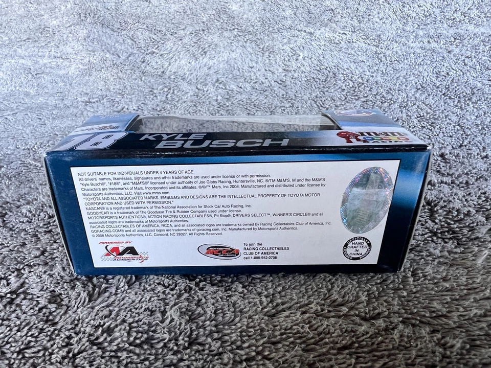 Kyle Busch #18 2008 M&M’s rojo blanco y azul diversión de verano cuna 1/64 NASCAR firmada Foto 2 de 4