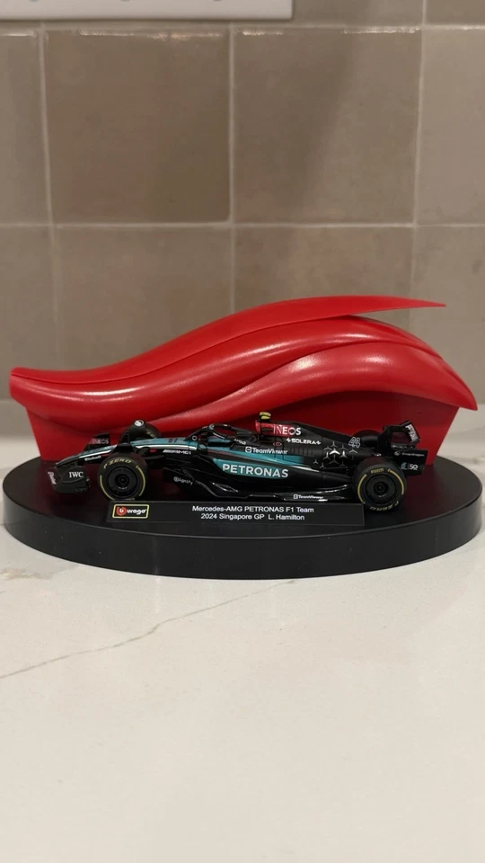 Burago BBurago F1 Mercedes AMG W14 #44 Lewis Hamilton 2023 1/24 18-28028#44 - Image 2 of 4