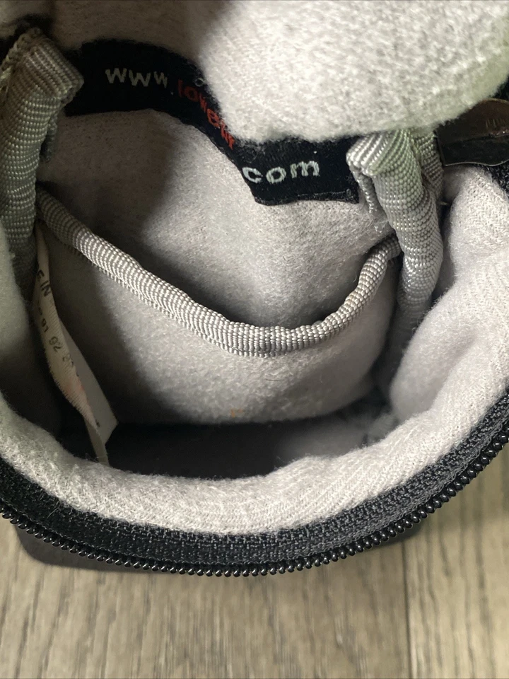 Lowepro D-Res 8 Camera Bag, Water-Resistant - Image 4 of 4