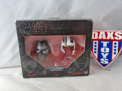 Star Wars Black Series Titan Helme auf Ständer Kylo Ren & Poe Dameron