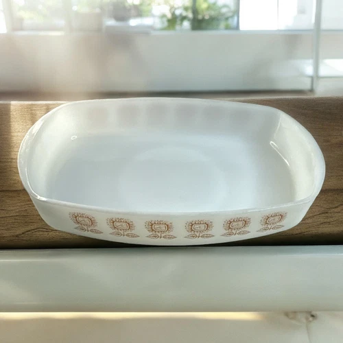 Vintage Federal Glass "Sunflower" Heat Proof Milk Glass 1.5qt Casserole Dish USA